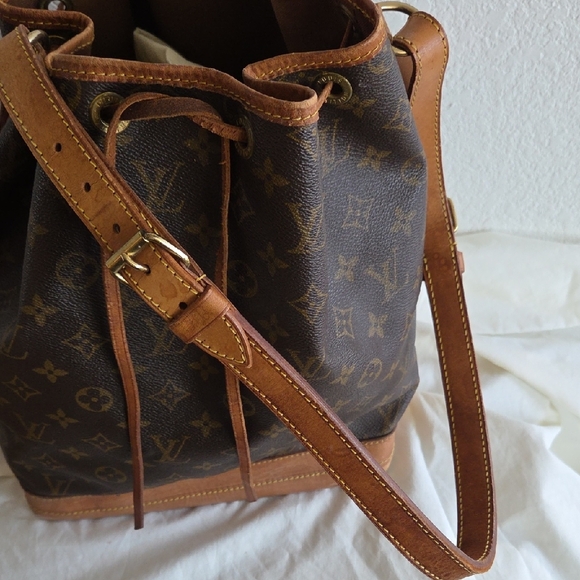 Louis Vuitton Noe Brown Monogram Bucket Bag with Tan Trim - Picture 4 of 11